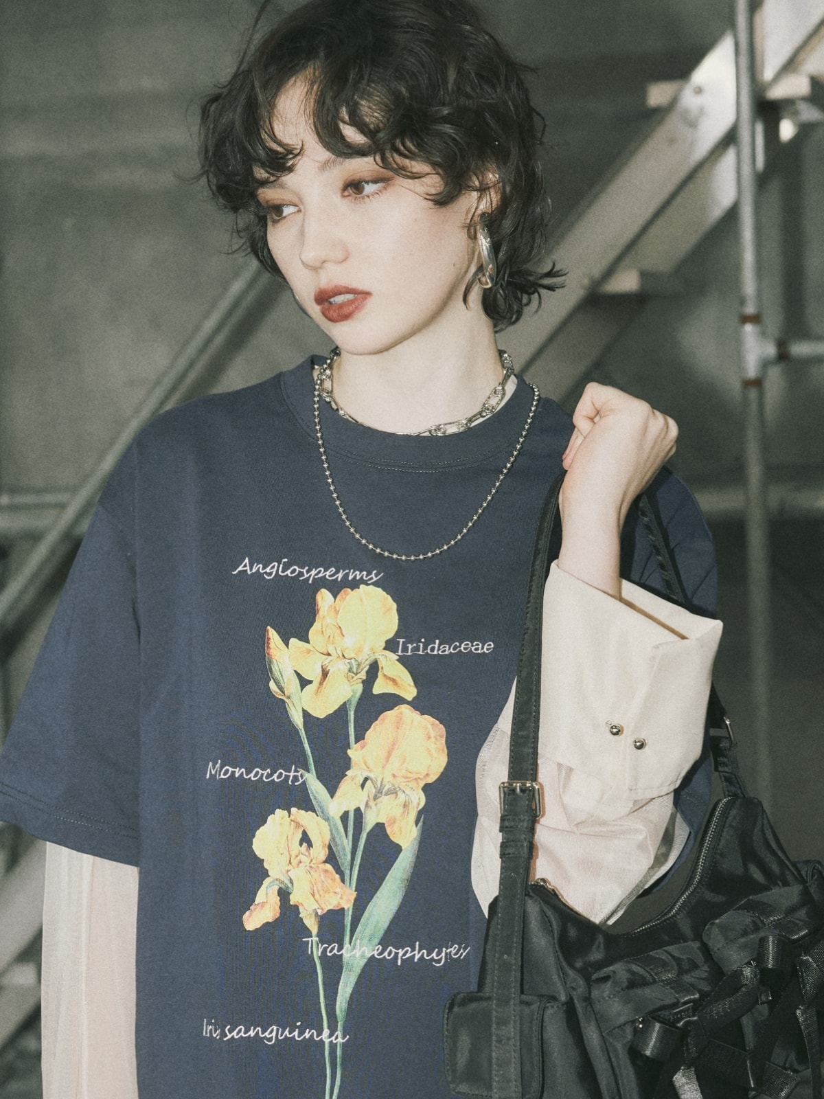 バック刺繍シアーシャツワンピースとアイリスプリントチュニックTシャツを着用した女性１
