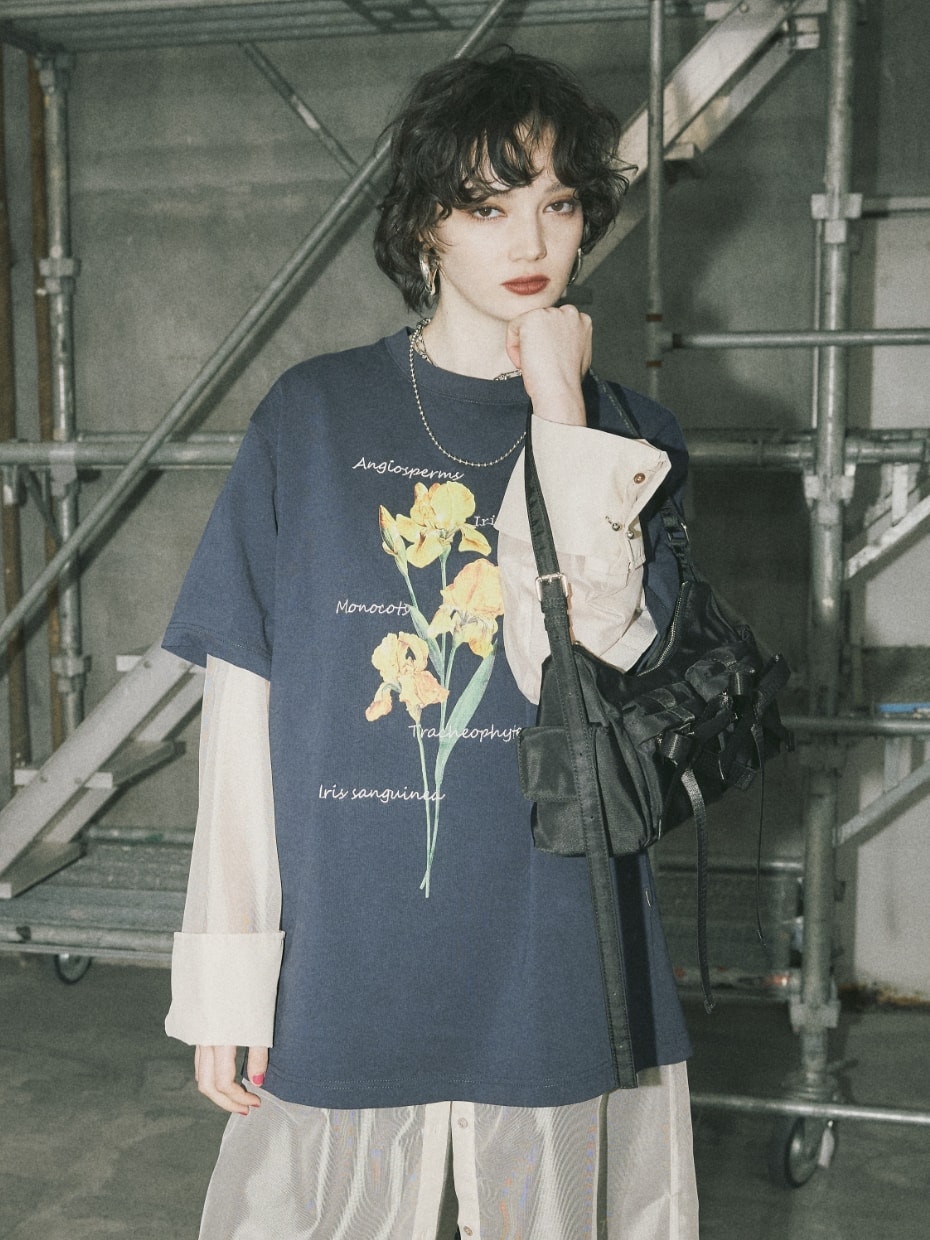 バック刺繍シアーシャツワンピースとアイリスプリントチュニックTシャツを着用した女性３