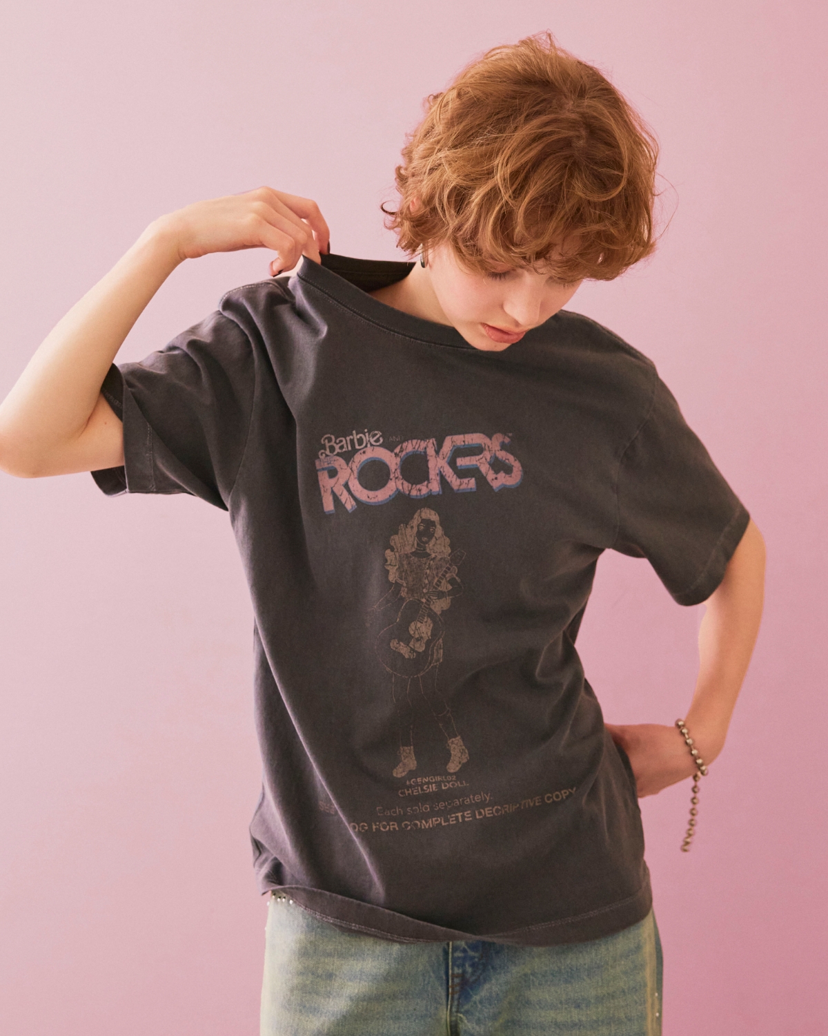 チャコールの《Barbie×ELLEgirl》ROCKRSロゴTシャツを着用した女性の画像