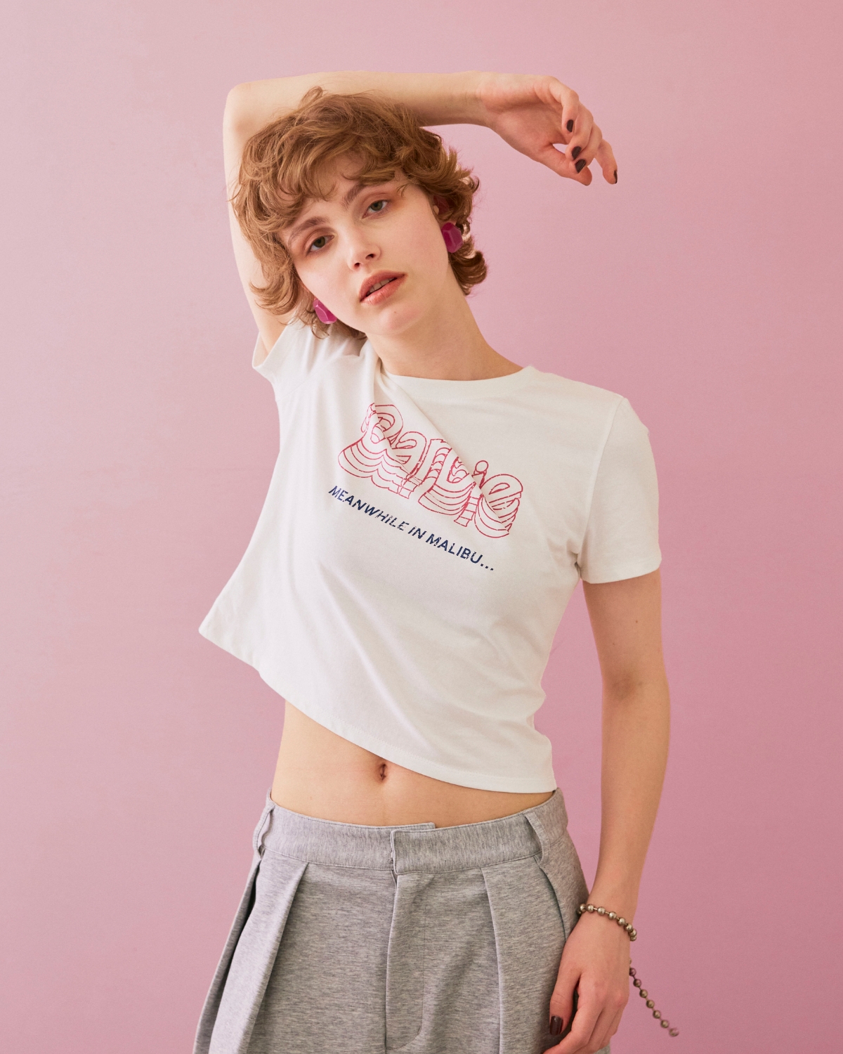オフホワイトの《ELLEgirl×Babie》コンパクトTシャツを着用した女性の画像
