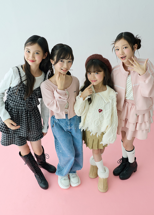 ピンクのカーディガンやフリルワンピースを合わせた4人の女の子