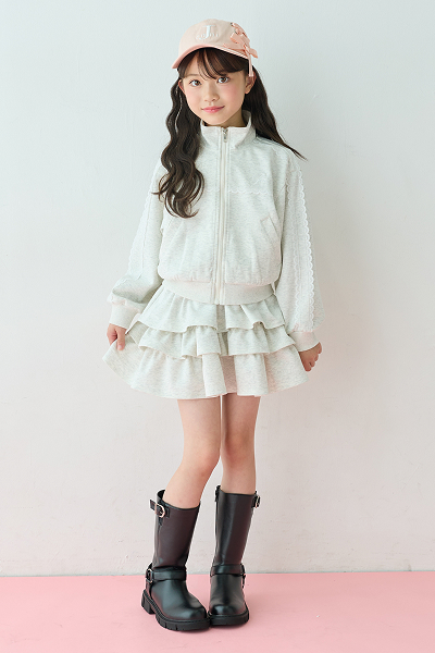 ピンクのハーフジップジャケットにブーツを合わせた女の子