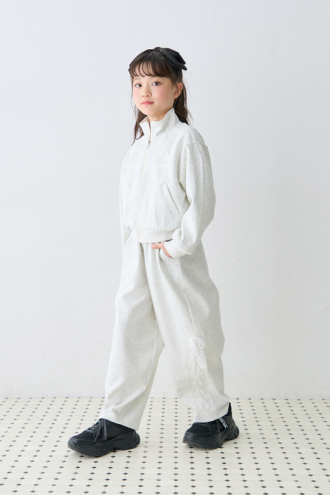 白のジャージセットアップに黒スニーカーを合わせた女の子