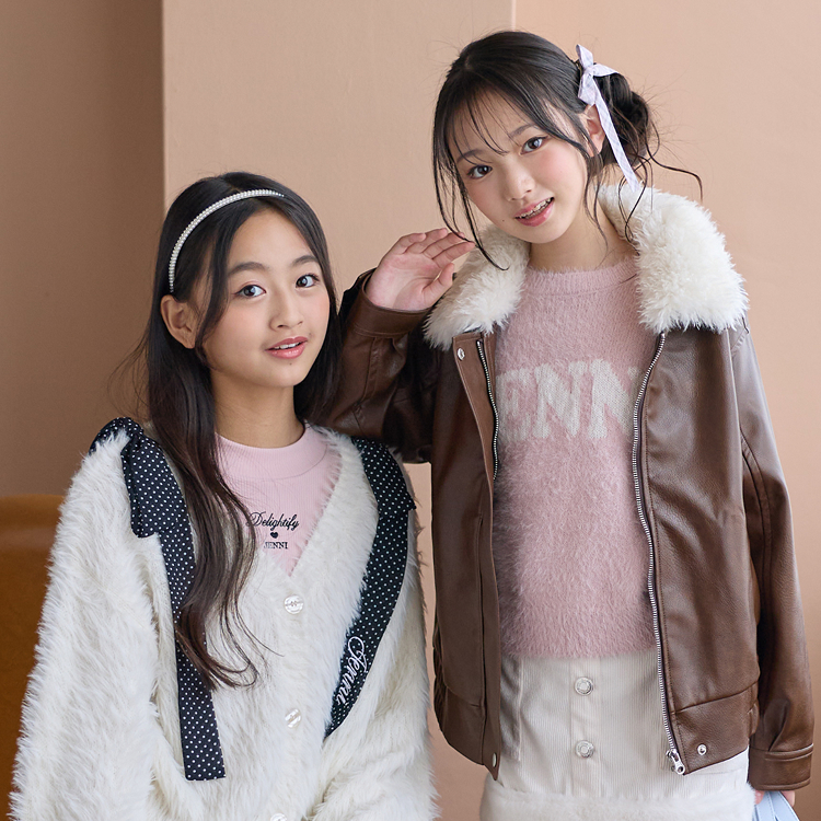 ブラウンのボアジャケットとJENNIロゴのファーニットを着た2人の女の子