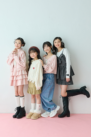 ピンクの床背景で撮影したMuseメンバー4人