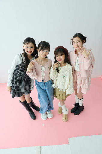 スタジオで並んで立つMuseメンバー4人