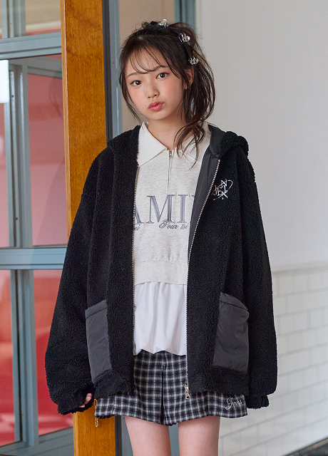 黒のボア×タフタリバーシブルブルゾンとチェックスカートのコーディネート