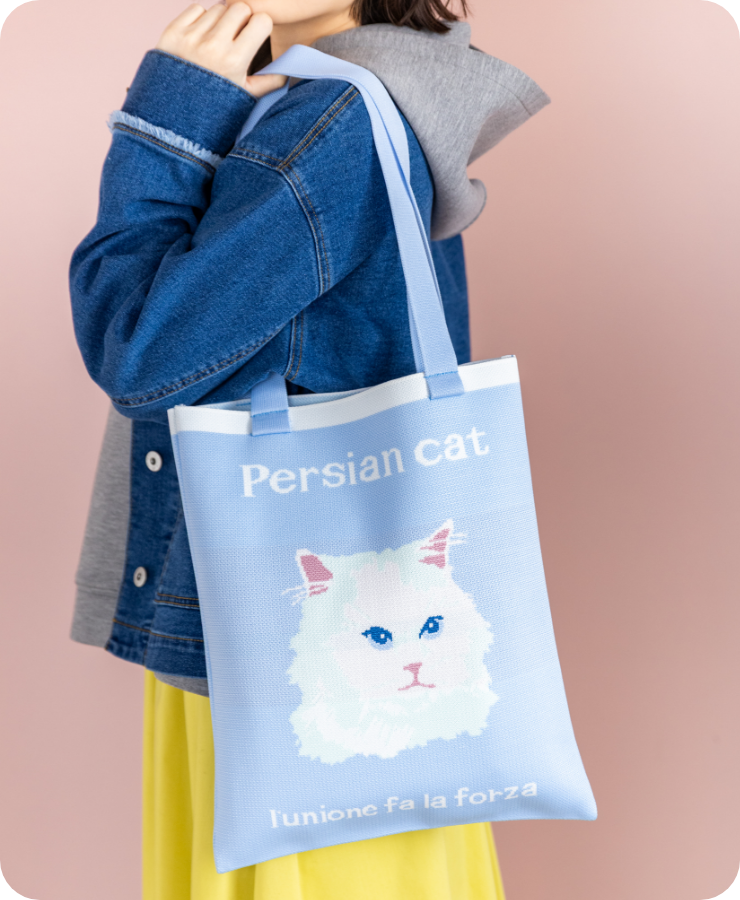 猫ニットトートバックを持った女性の写真