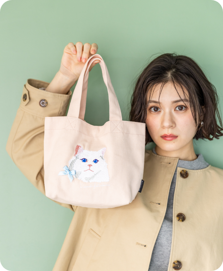 アトリエ・ポピン猫ミニトートバッグを持った女性の写真