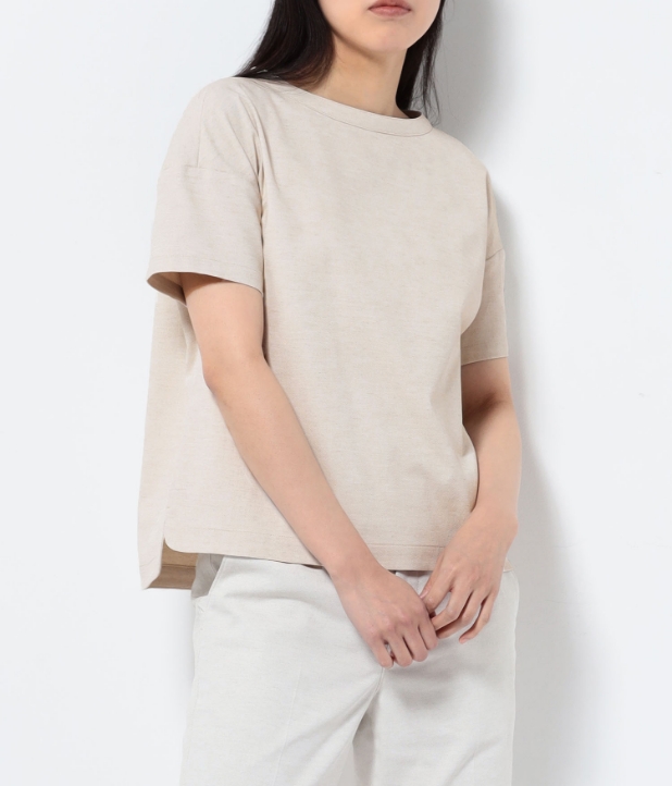 WEB限定ドライオックスブラウスを着用している女性の写真_2