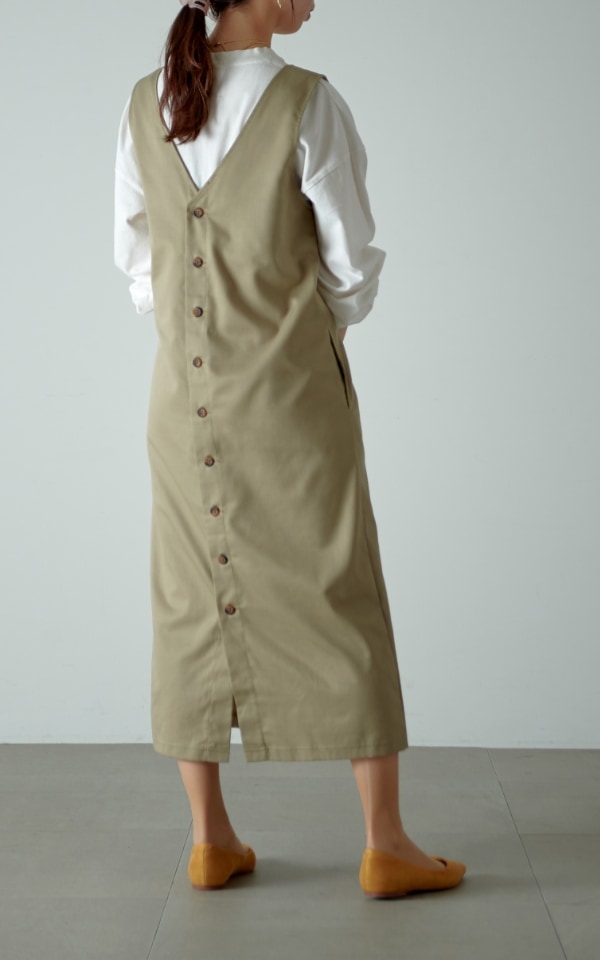 Vネック ツイルワンピース 3WAYジャンスカ khakiを着用した女性の写真