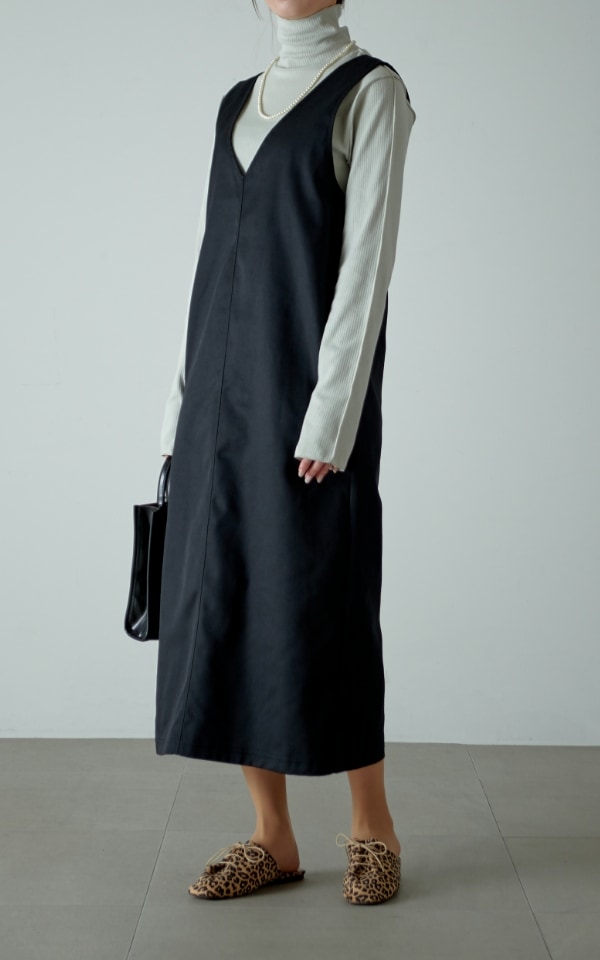 Vネック ツイルワンピース 3WAYジャンスカ blackを着用した女性の写真