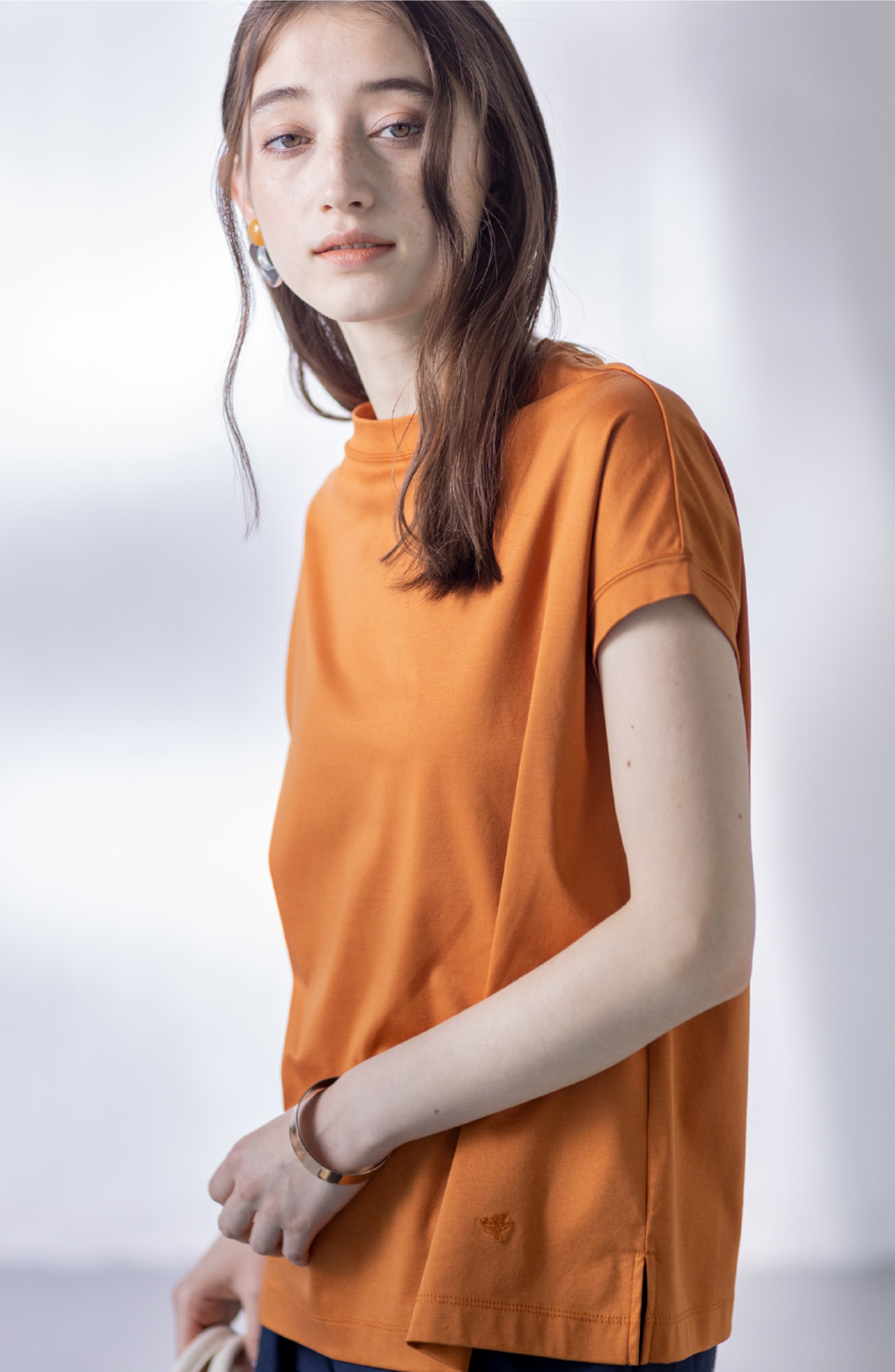 MOCK  NECK  T-SHIRT #Orange model01