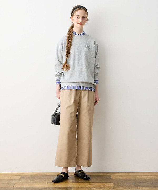 品よく馴染むライトベージュのスタイリング画像