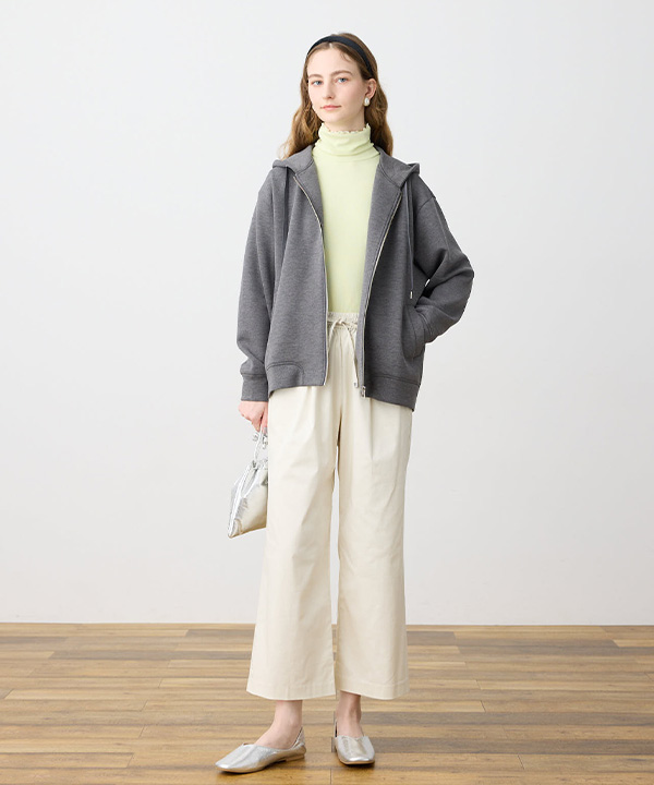 クリーンで上品な印象のオフのスタイリング画像