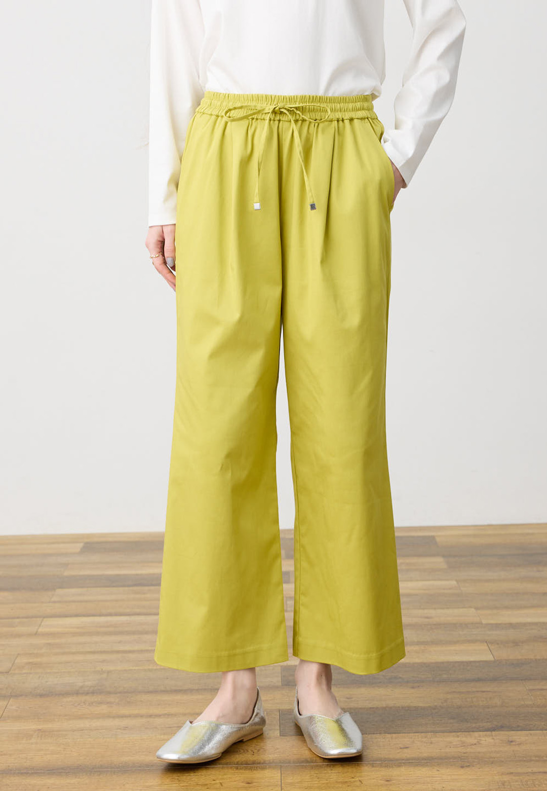 フレッシュイエロー色のストレッチストレッチタックワイドパンツの着用イメージ