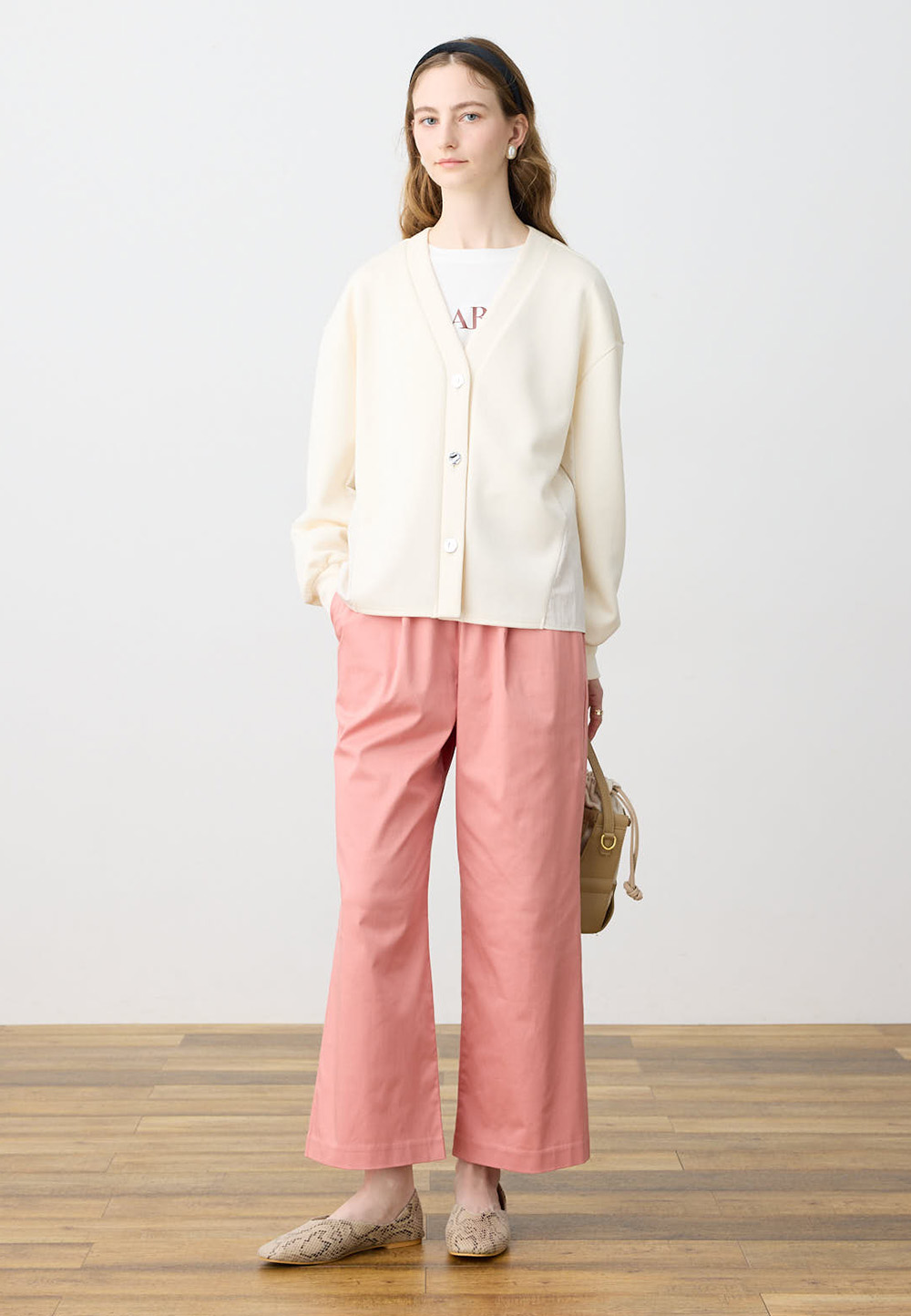 Vネックドッキングカーディガン、ストレッチタックワイドパンツを着用した女性の画像