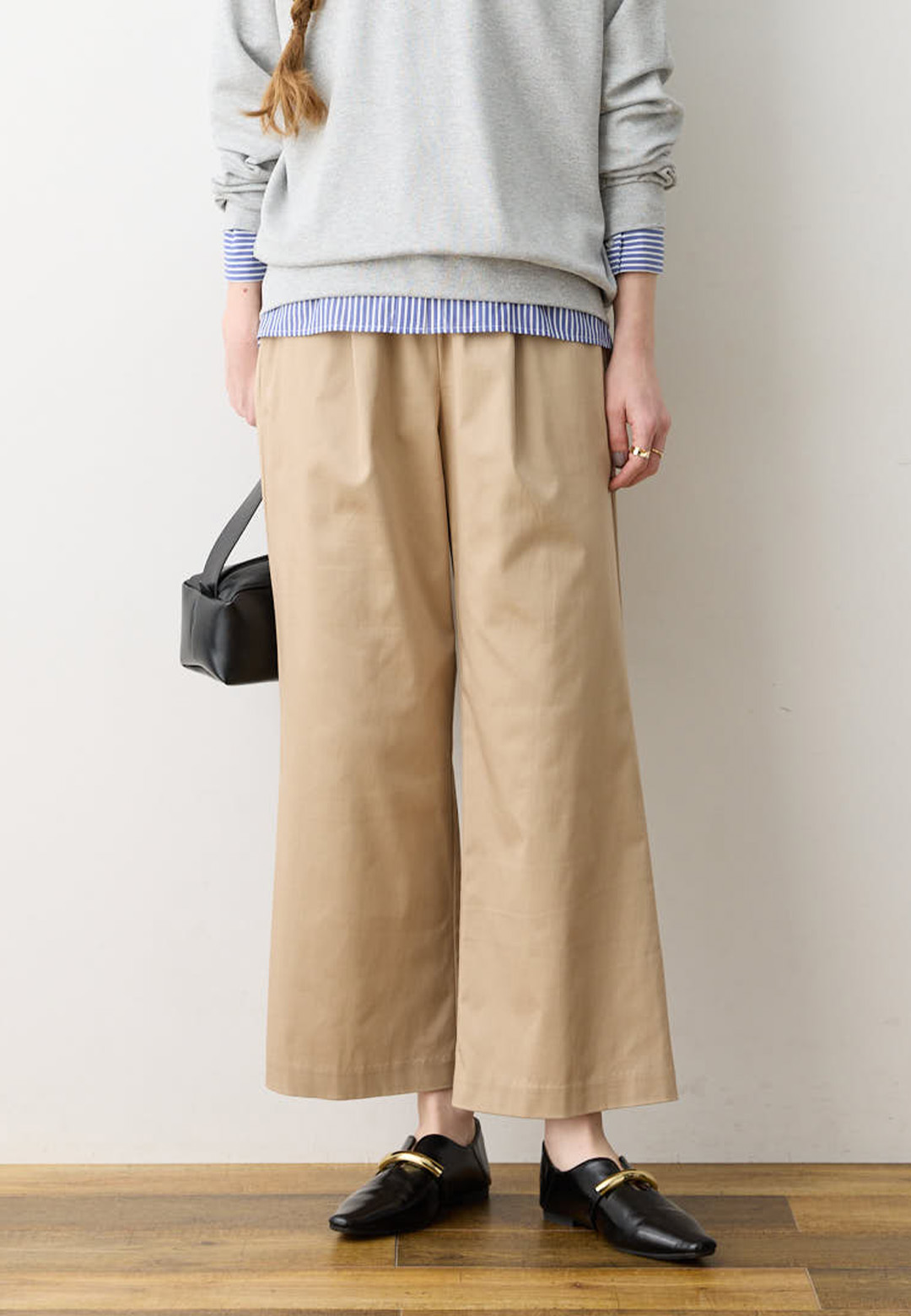 ライトベージュ色のストレッチタックワイドパンツの着用イメージ