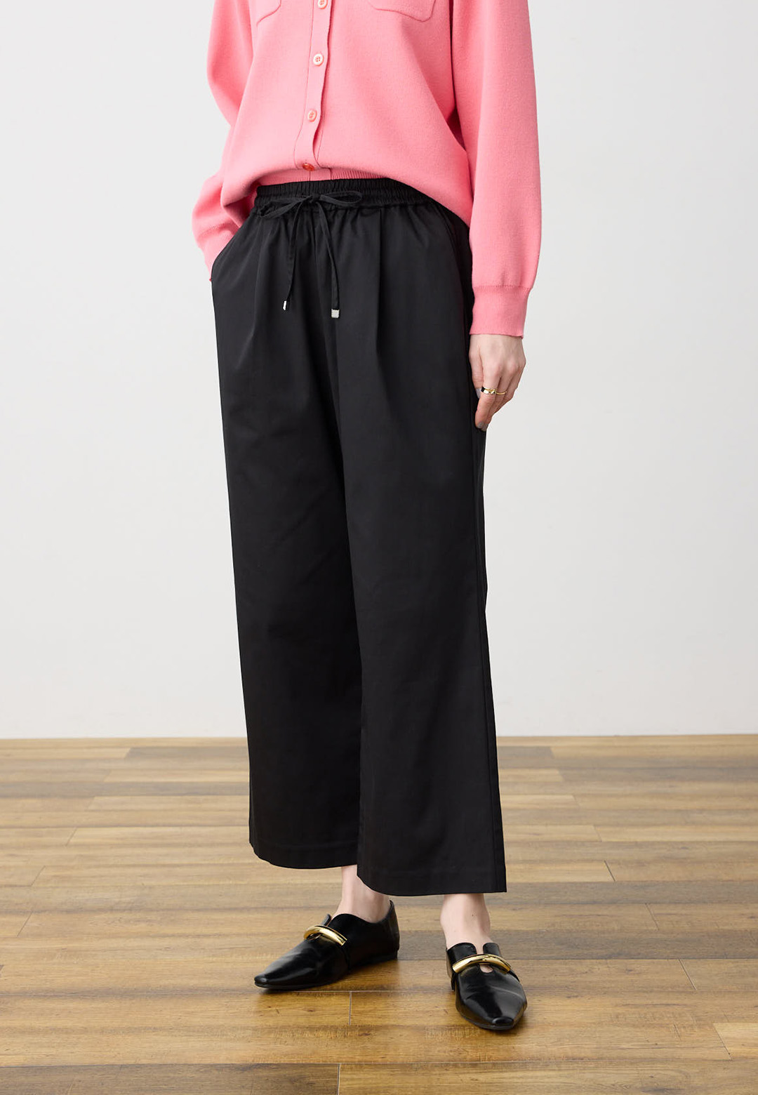 ブラック色のストレッチタックテーパードパンツの着用イメージ