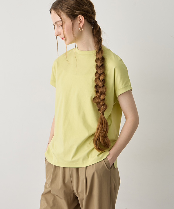 モックネックTシャツのスタイリング