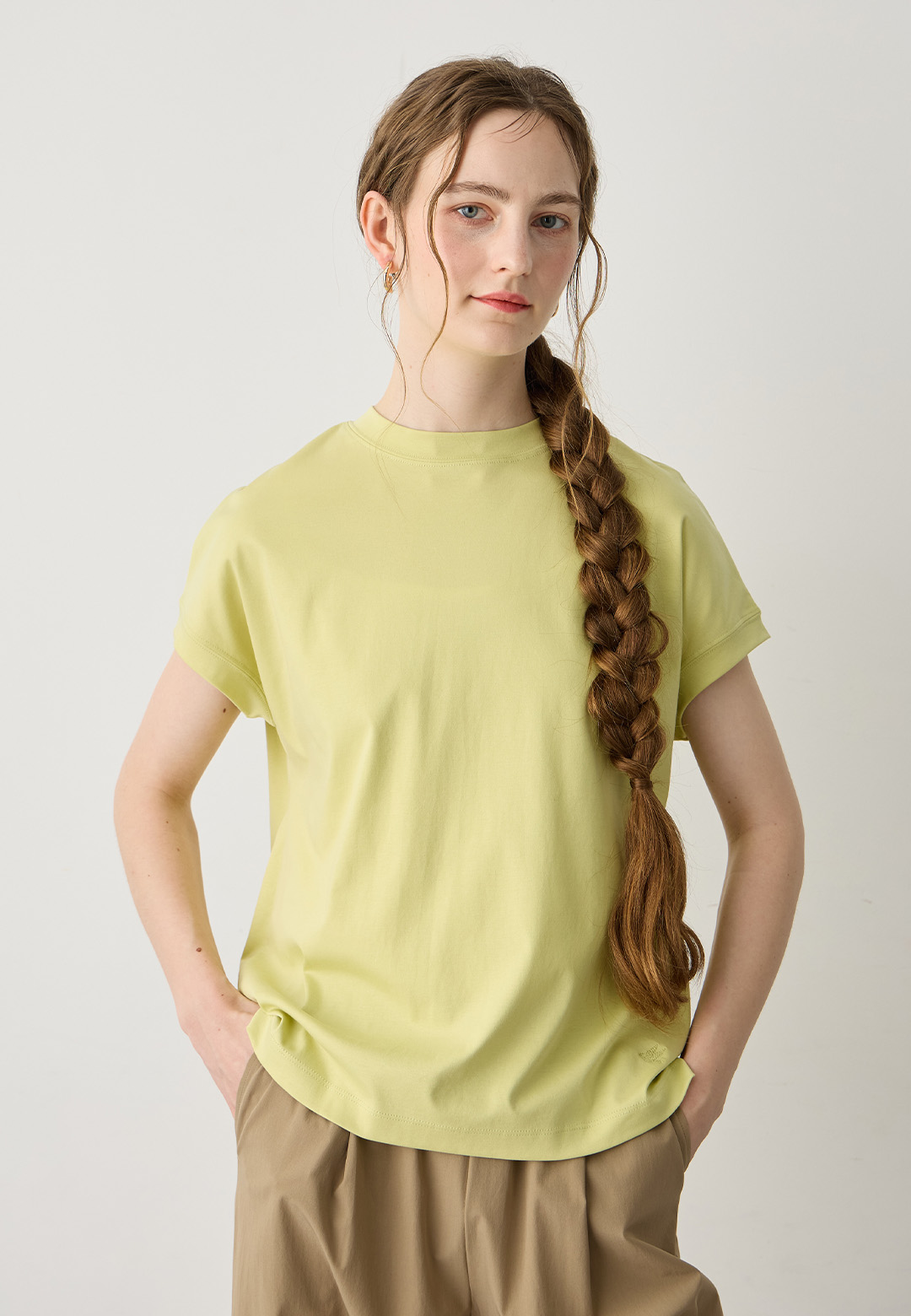 モックネックTシャツのスタイリング1