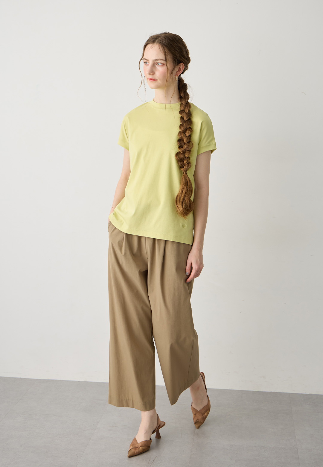 モックネックTシャツのスタイリング2