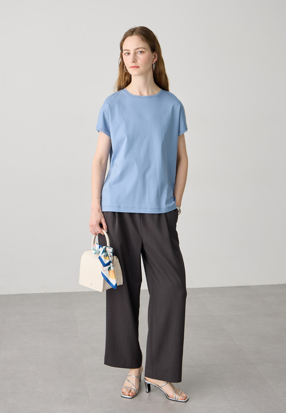 チュール使いTシャツのスタイリング1