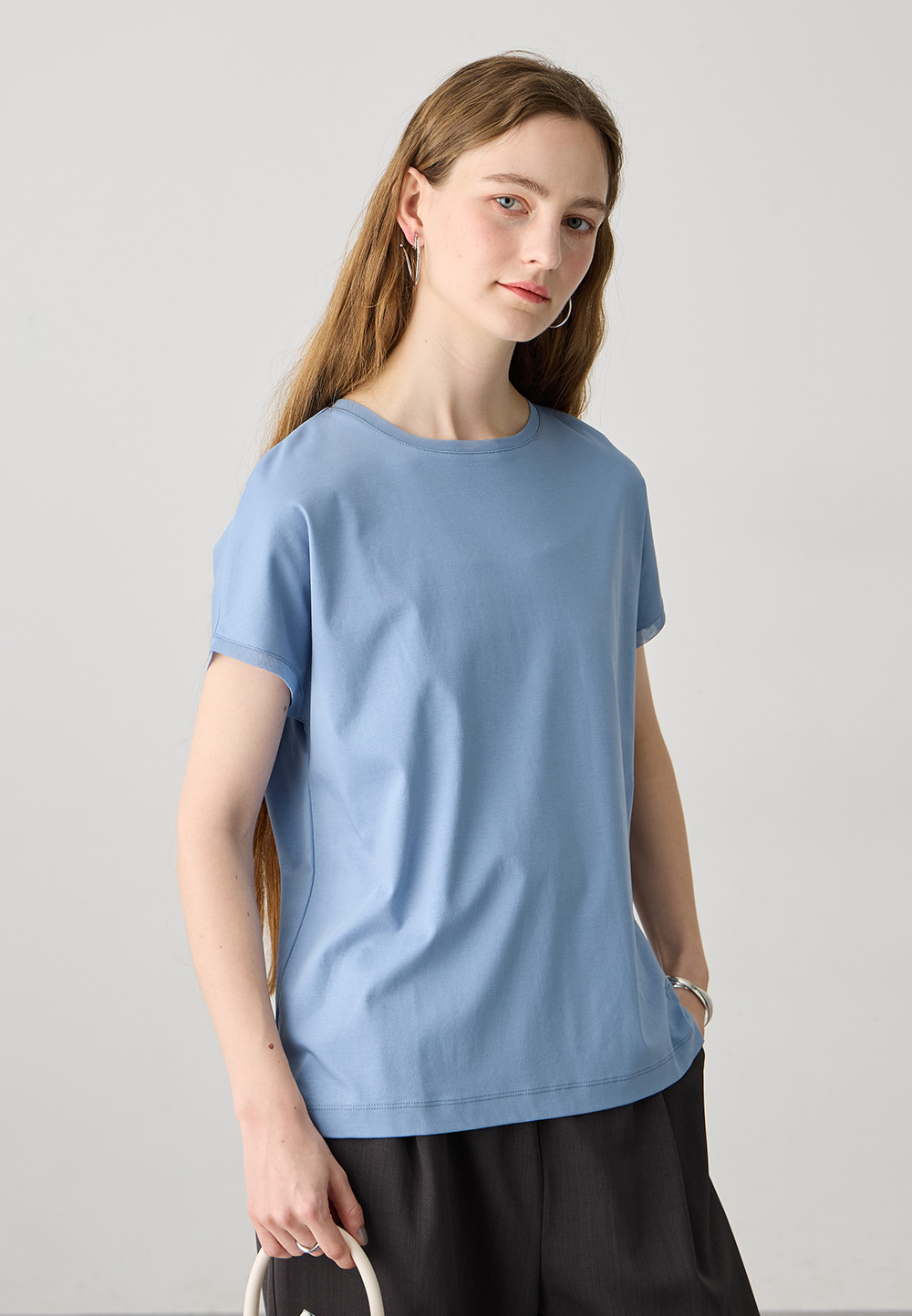 チュール使いTシャツのスタイリング2