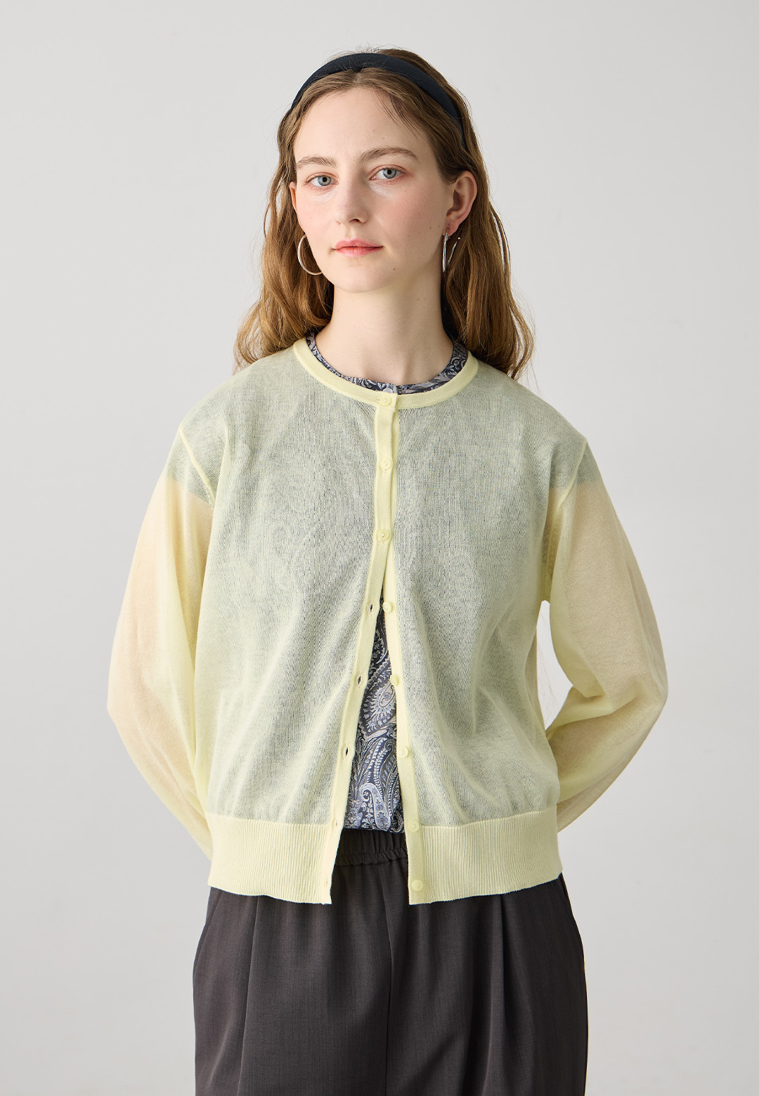 シアーカーディガンのスタイリング1