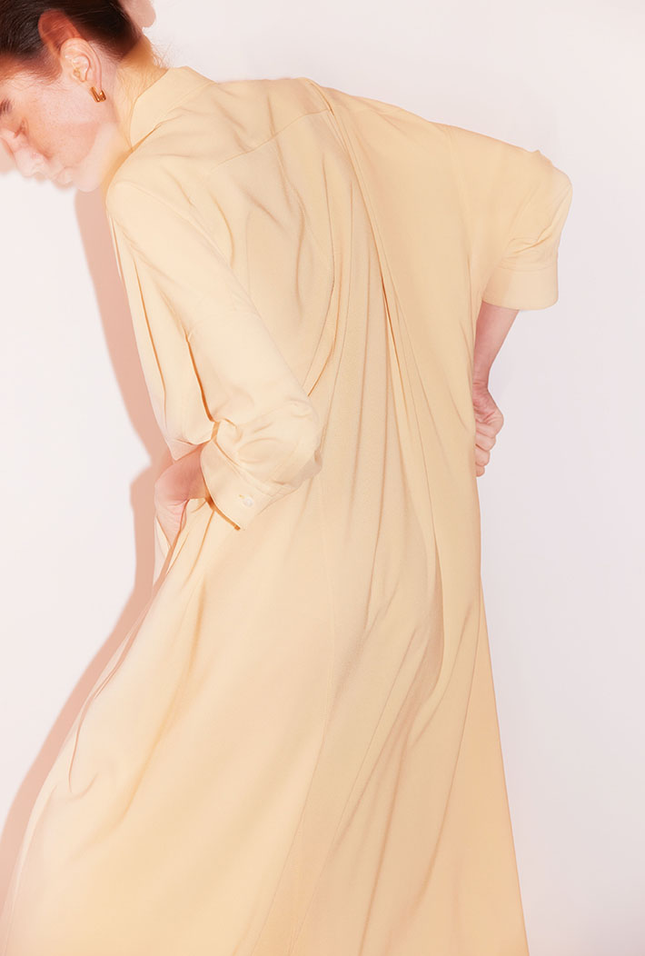 イエローのドライストレッチシャツワンピースを着用した女性の写真_3