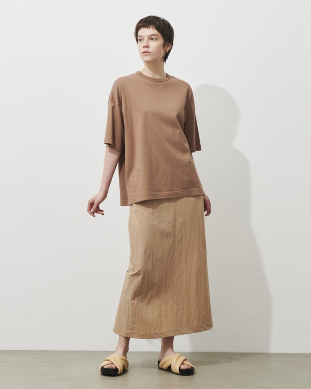 マルチファンクションTシャツ、ナイロンストレッチスカートを着用している女性の写真3