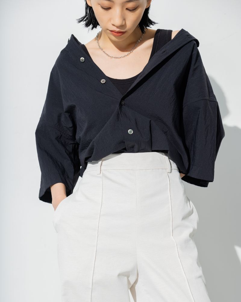 ナイロンストレッチシャツ、フロントパッドリブカットソータンク、リネンツイルワイドパンツを着用している女性の写真_02