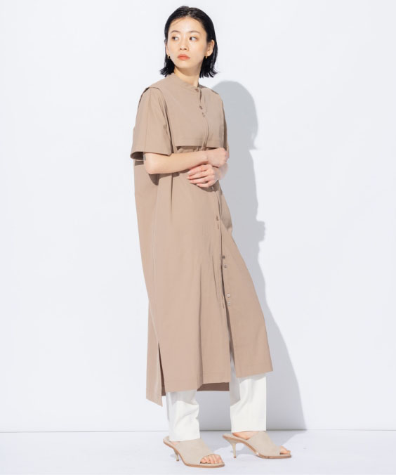 リネンツイルセーラーカラーワンピースを着用している女性の写真