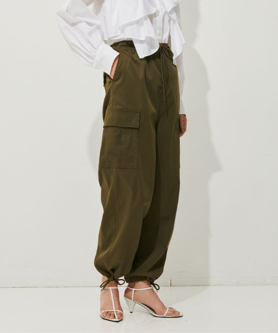 スパンライクストレッチカーゴパンツを着用している女性の写真