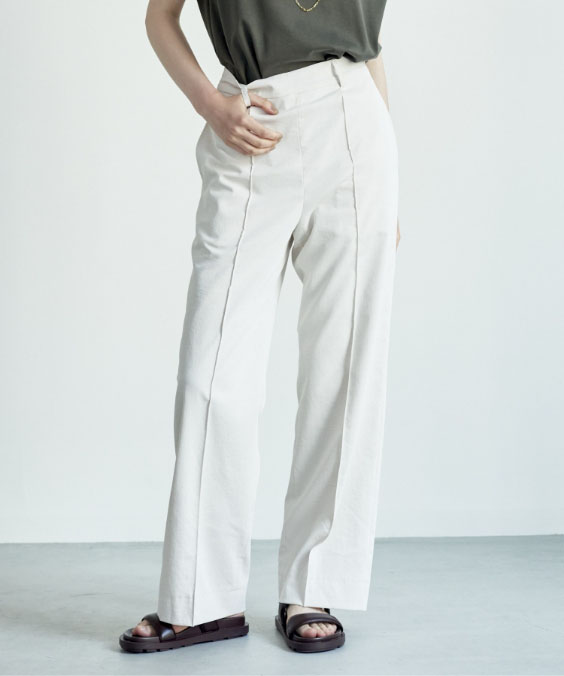 リネンツイルワイドパンツを着用している女性の写真