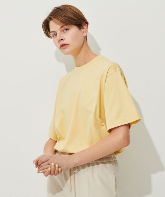 ハイゲージTシャツを着用している女性の写真