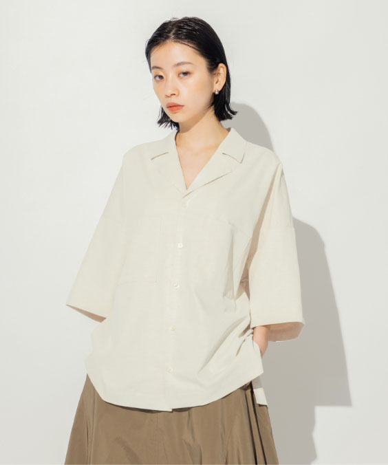 リネンツイル開襟オーバーサイズシャツを着用している女性の写真