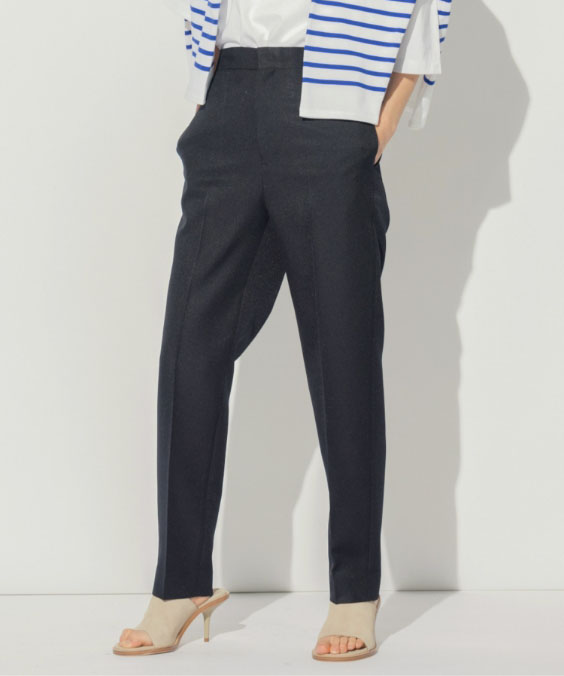 ツイルスラックスを着用している女性の写真