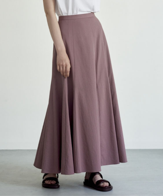 リネンツイルマーメードスカートを着用している女性の写真