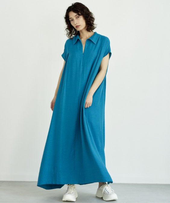 リネン混フロントジップワンピースを着用している女性の写真