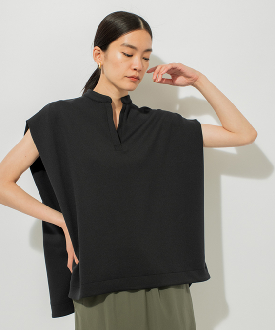 ショルダータックトップスのブラックを着用している女性の写真