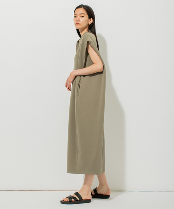 ショルダータックワンピースのブラウンを着用している女性の写真