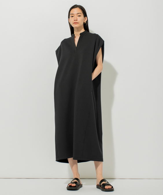 ショルダータックワンピースのブラックを着用している女性の写真