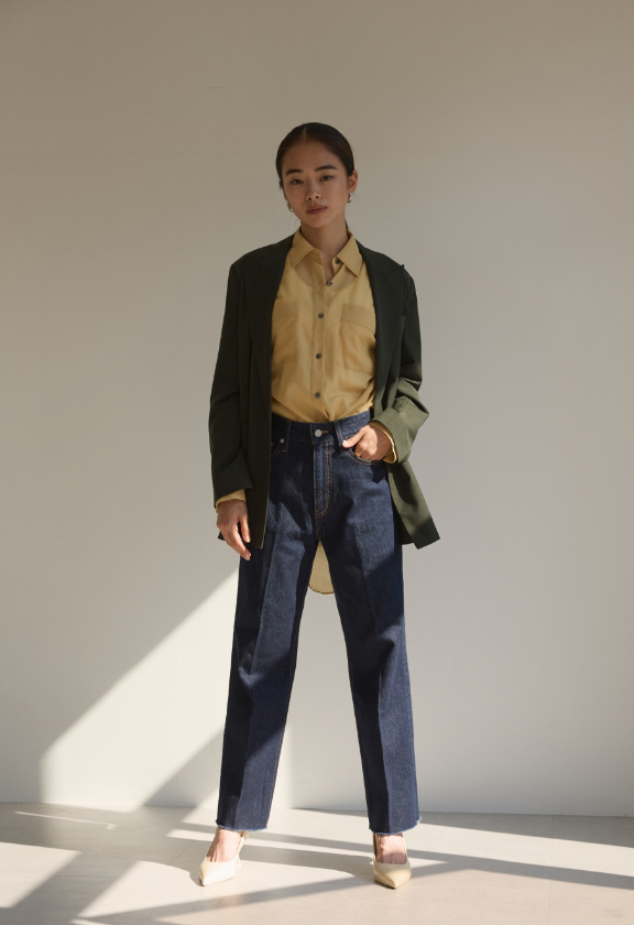 TWダブルジャケットとシアーオーバーシャツとストレートデニムパンツを着用した女性の写真２
