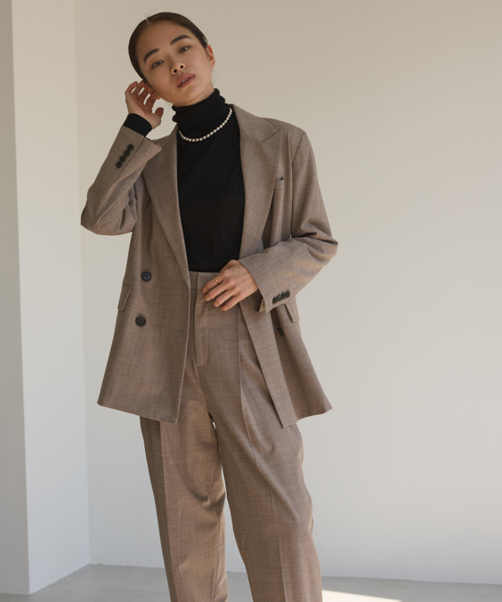 TWダブルジャケットのモカを着用している女性の写真