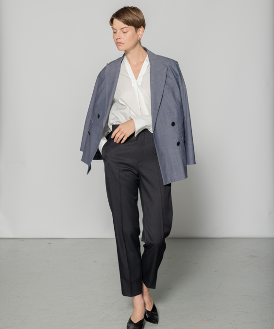 TWダブルジャケットのネイビーを着用している女性の写真