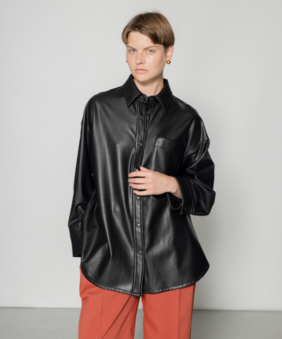 レザーライクCPOシャツブルゾンのブラックを着用している女性の写真