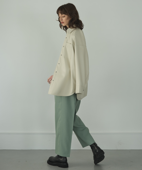 レザーライクCPOシャツブルゾンのライトグレーを着用している女性の写真