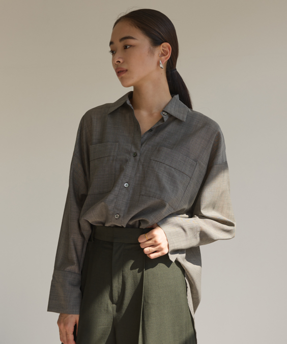 シアーオーバーシャツのチャコールを着用している女性の写真