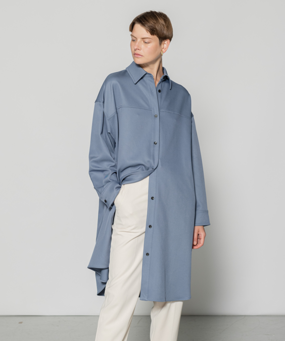 ダブルクロスシャツワンピースのブルーグレーを着用している女性の写真